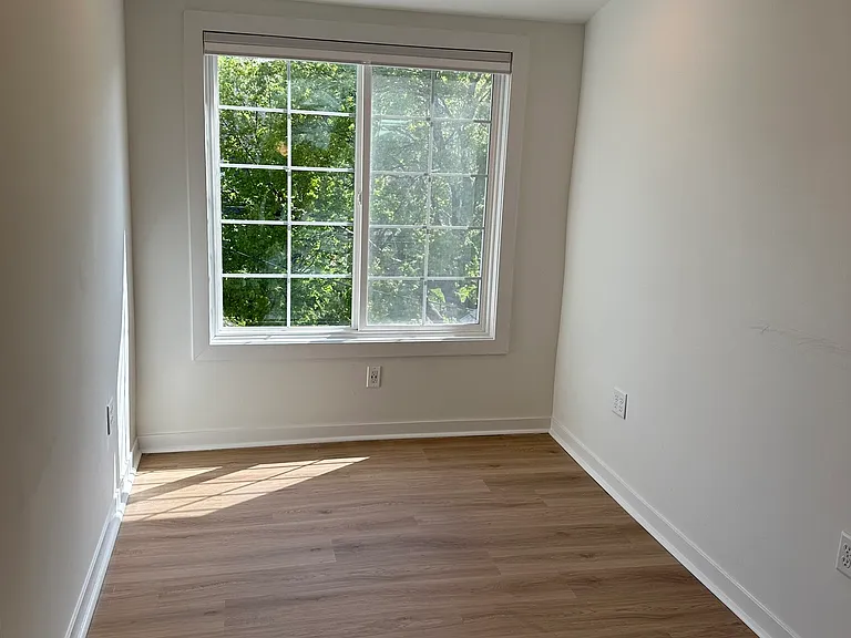 152 Winifred St W #2 — Photo 5