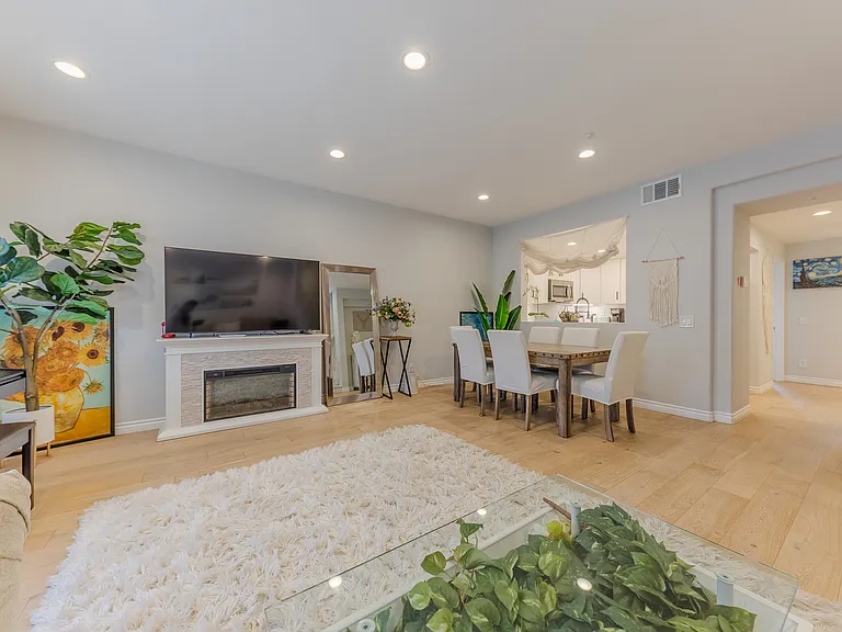 628 E Walnut St — Photo 7