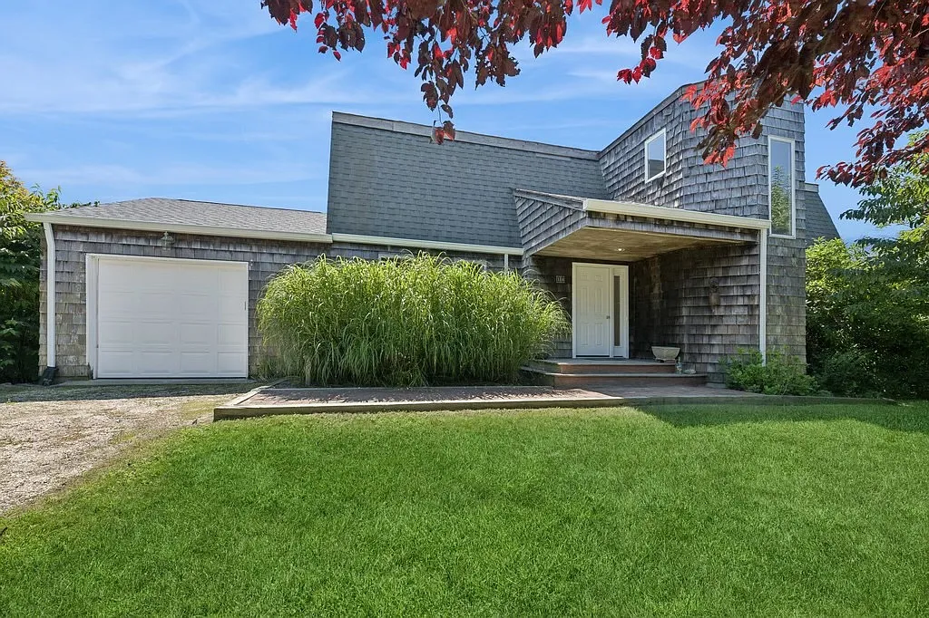Southampton Year Round Rental South of the Highway Near Village — Photo 1