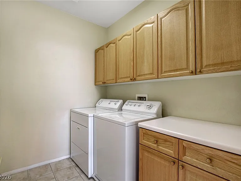 251 Queens Ct — Photo 34