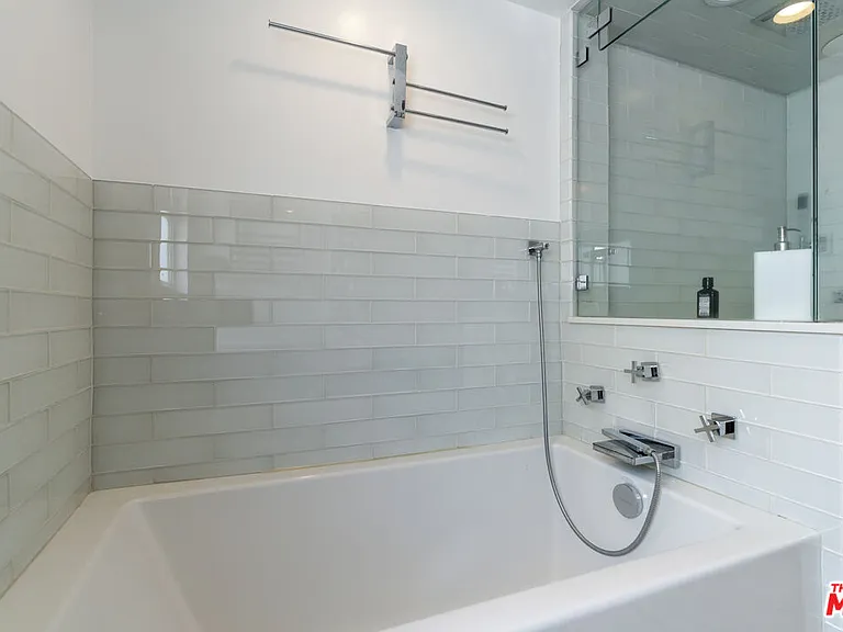 6225 S Corning Ave — Photo 20