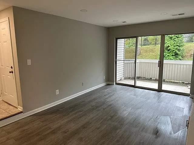 2 bed, 900 sqft, $2,100 — Photo 2