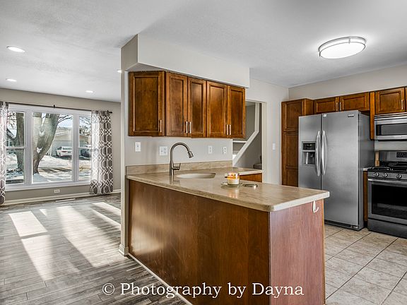 5th image of 42 Emery Dr