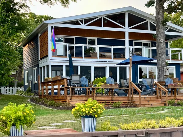 4612 W Lake Shore Dr, Wonder Lake, IL 60097