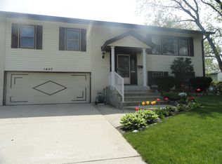 1407 S Robert Dr, Mount Prospect, IL