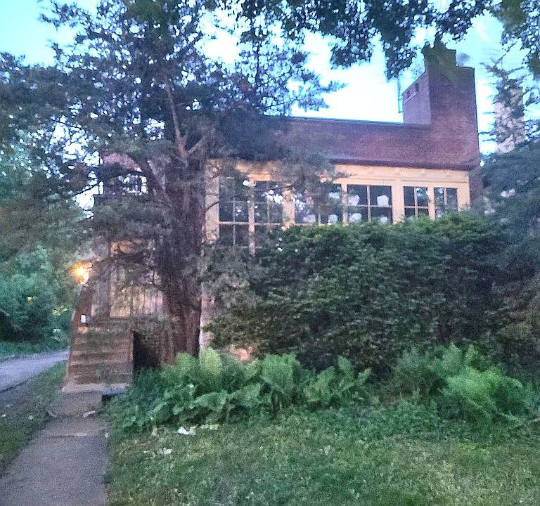 1st image of 934 Forest Ave