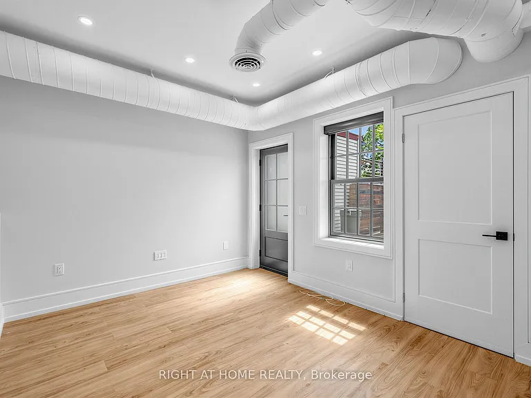 1095 Queen St E #2 — Photo 7