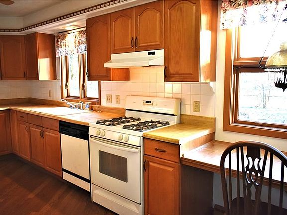 4th image of 98 Britton St
