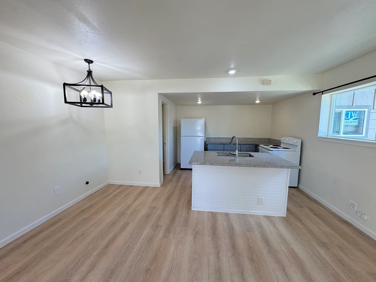 3 bed, 803 sqft, $3,700 — Photo 3