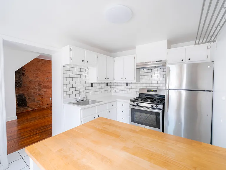 421 E Flora St — Photo 2