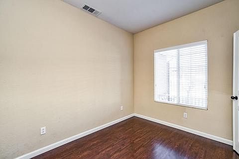 3rd image of 872 Yosemite Dr