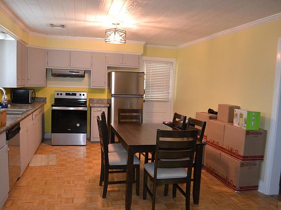 5th image of 208 N Oak St
