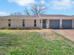 6800 Wagonet Rd, Forest Hill, TX 76140