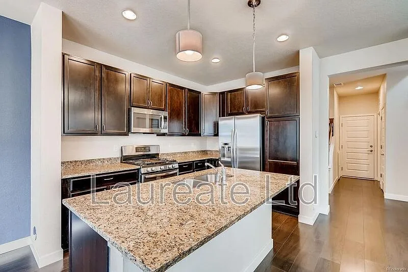 3 bed, 2.5 bath, 1758 sqft, $2,995 — Photo 2