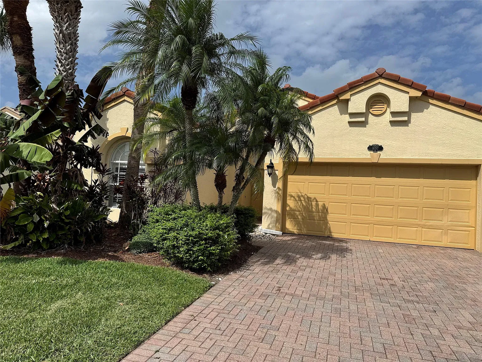 3 bed, 2.0 bath, 1883 sqft, $3,000 — Photo 1