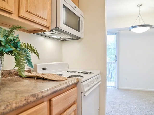 Easy access from kitchen to dining