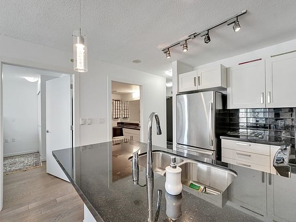 4th image of 2133 Douglas Rd #1106