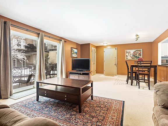 3rd image of 6511 N Northwest Hwy APT 1C