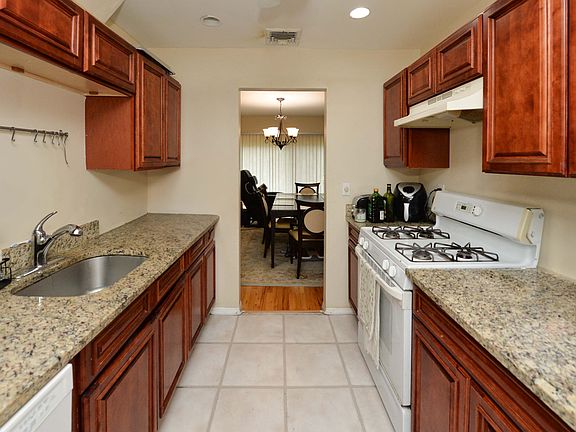 5th image of 102 Holiday Ln