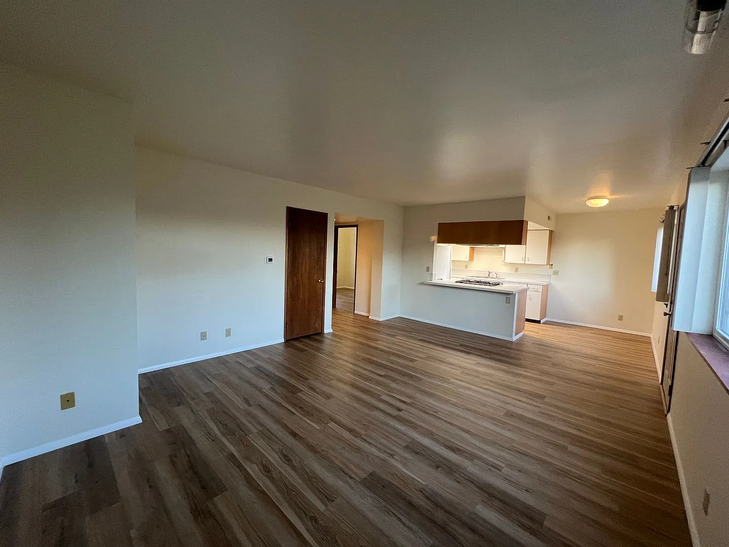 Ground Floor 2 Bedroom Unit Updated Close To Btc — Photo 3
