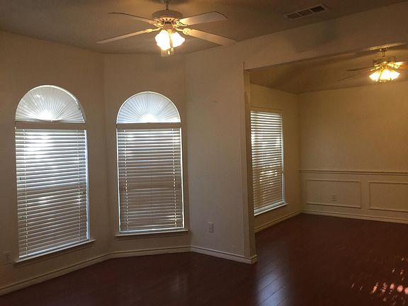 3rd image of 809 Yaupon Dr