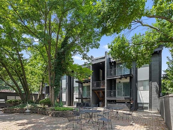 3rd image of 809 W 40th St APT 19