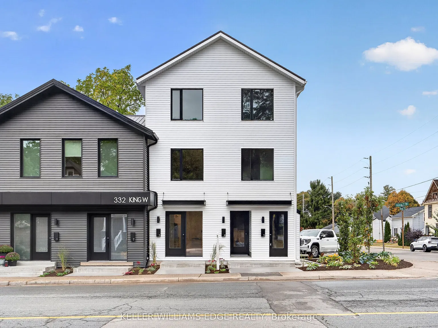 332 King St W — Photo 2