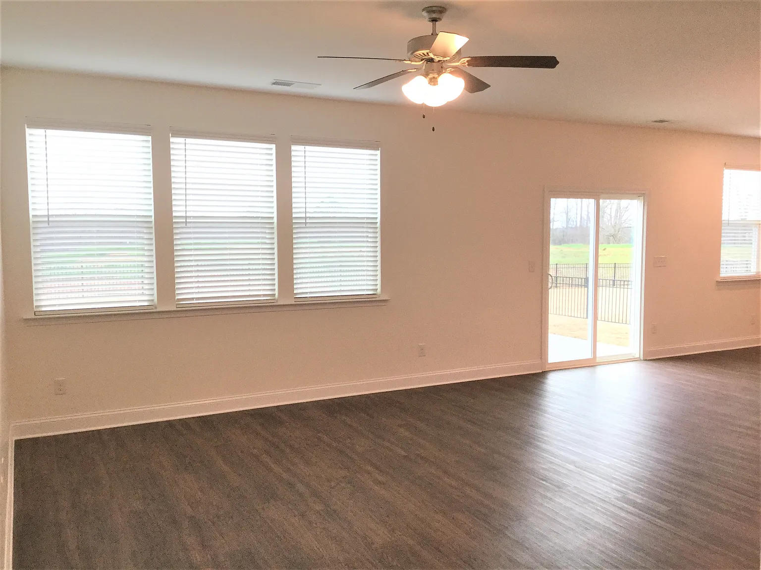 5 bed, 3.0 bath, 2400 sqft, $2,645 — Photo 4