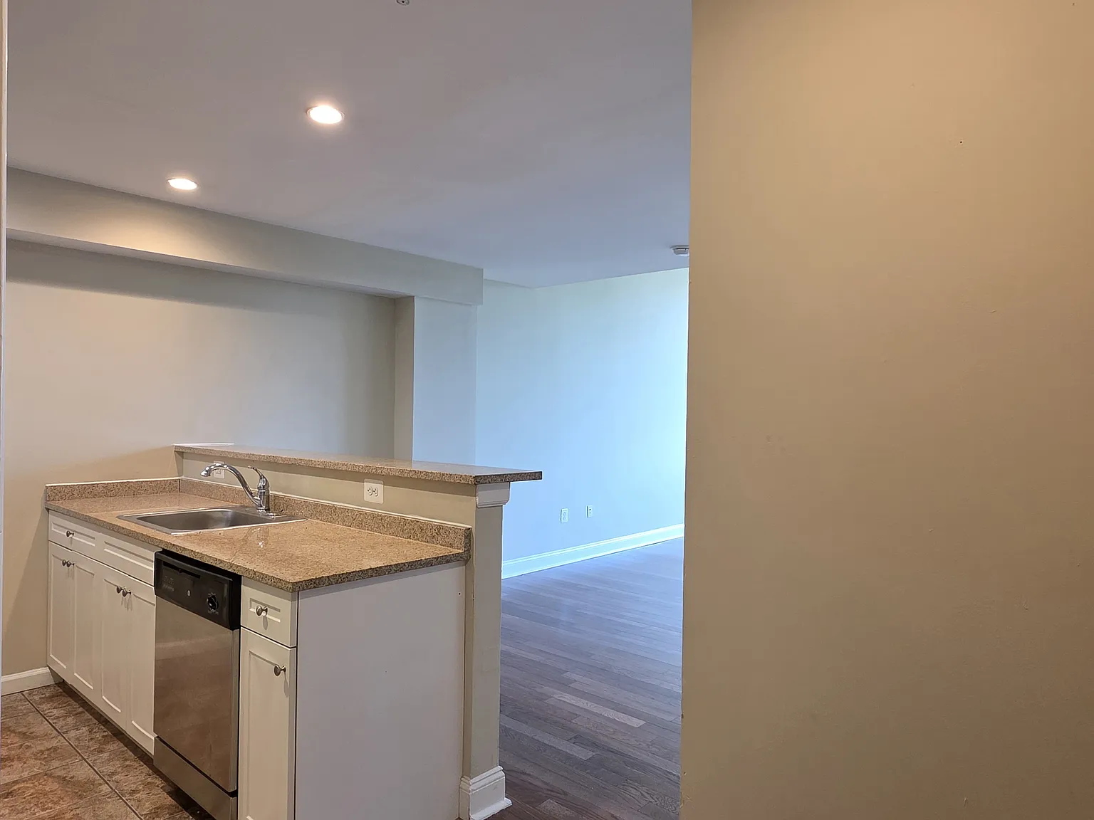 1 bed, 1.5 bath, 749 sqft, $2,280 — Photo 2