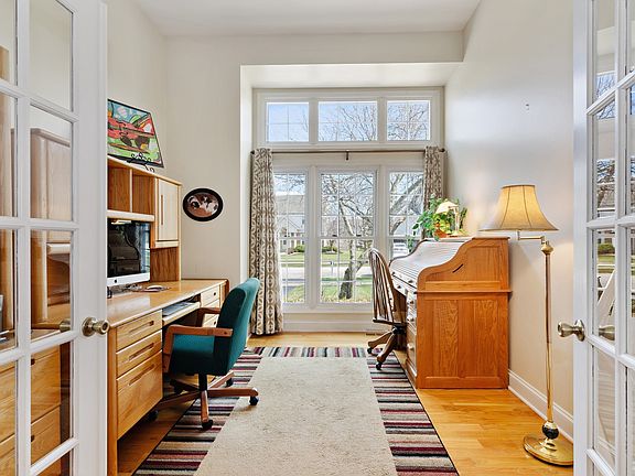 4th image of 714 Warwick Ln
