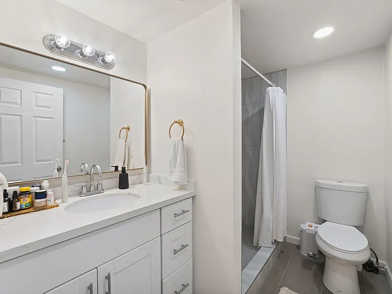 901 E Rose Ln — Photo 16