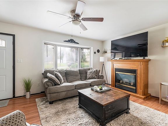 4th image of 374 Rosemont Ave