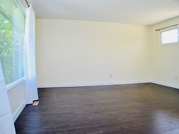 4th image of 11944 152b Ave NW