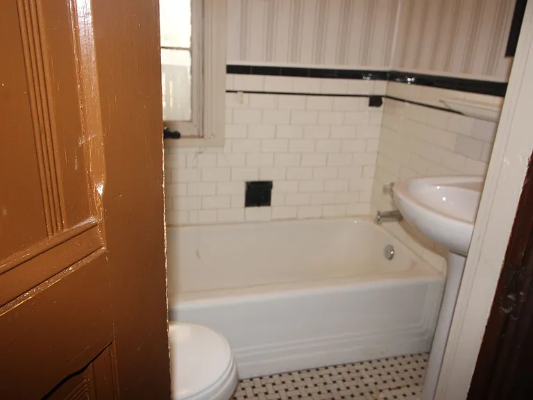 2125 Saint Paul St — Photo 16