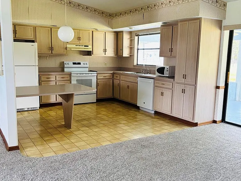 337 NW Tyler Ave — Photo 8