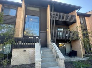 6108 Knoll Valley Dr APT 108, Willowbrook, IL 60527