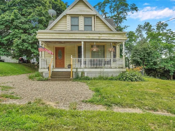 17 Robinson St, Silver Creek, NY 14136