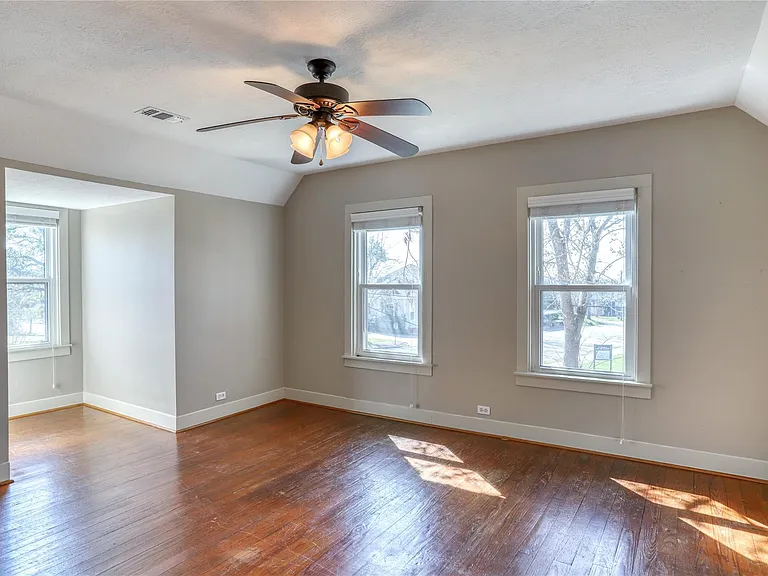 252 S Bell St — Photo 15