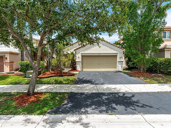 2nd image of 1527 Canary Island Dr