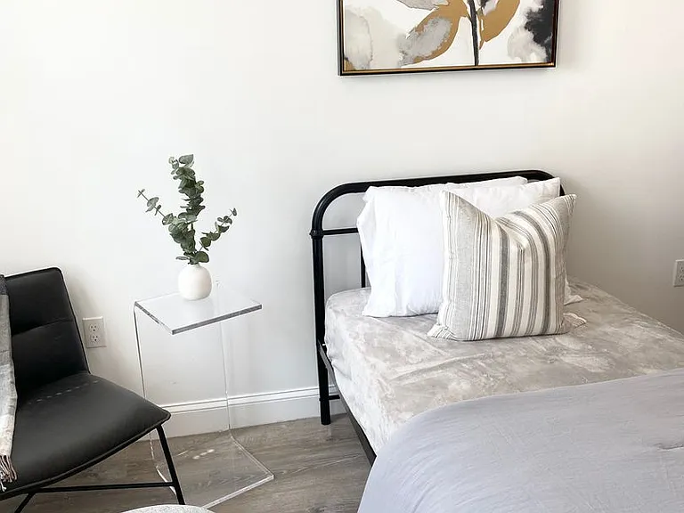 CORPORATE EXECUTIVE HOUSING — Photo 32