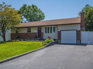 16 Greenfield Ln, Commack, NY 11725