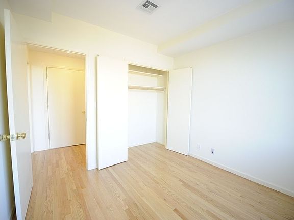 5th image of 506 Washington Ave APT 402