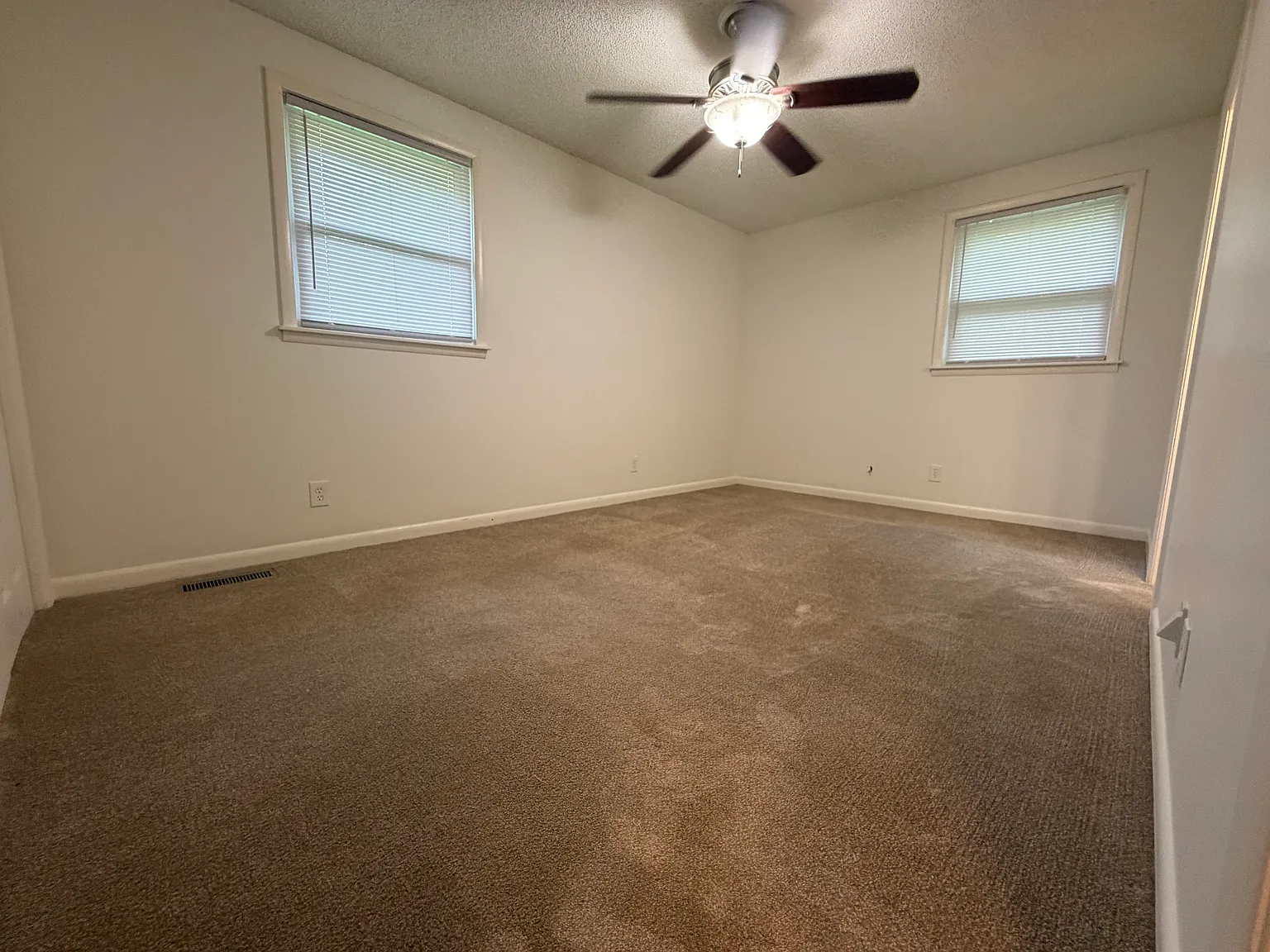 3 bed, 1.5 bath, 1350 sqft, $1,950 — Photo 4