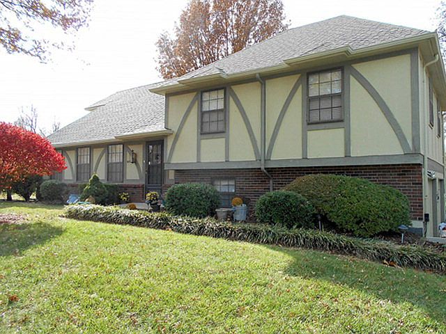 1st image of 803 Village Dr