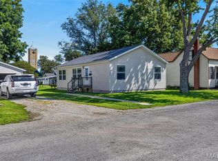 205 W Iowa St, Trenton, IL 62293