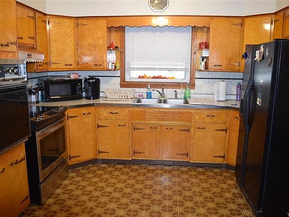 4th image of 83 Wright Ave