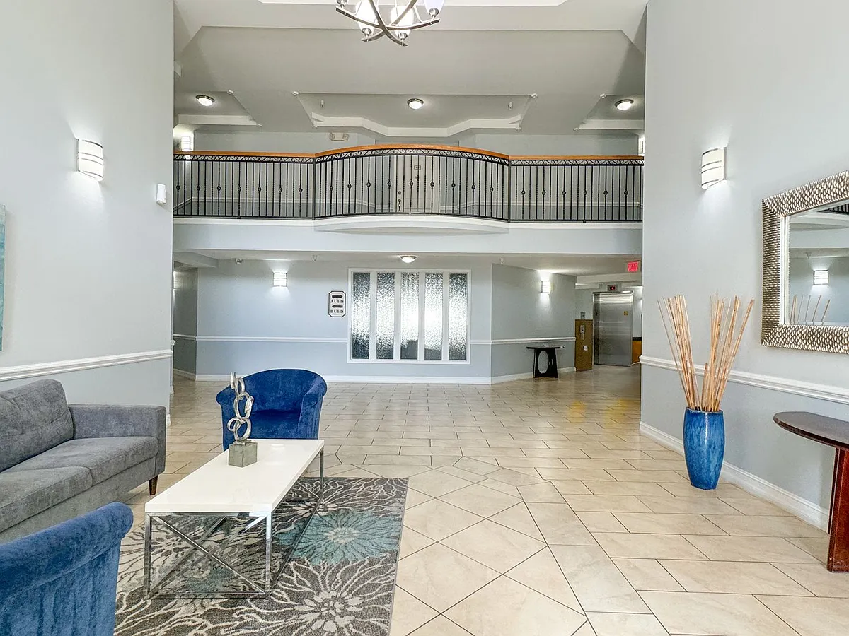 Building Photo - 1100 Pine Ridge Rd #B405