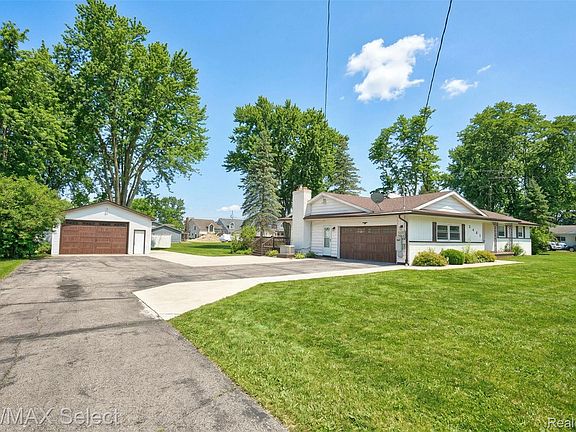 3rd image of 2461 N Long Lake Rd