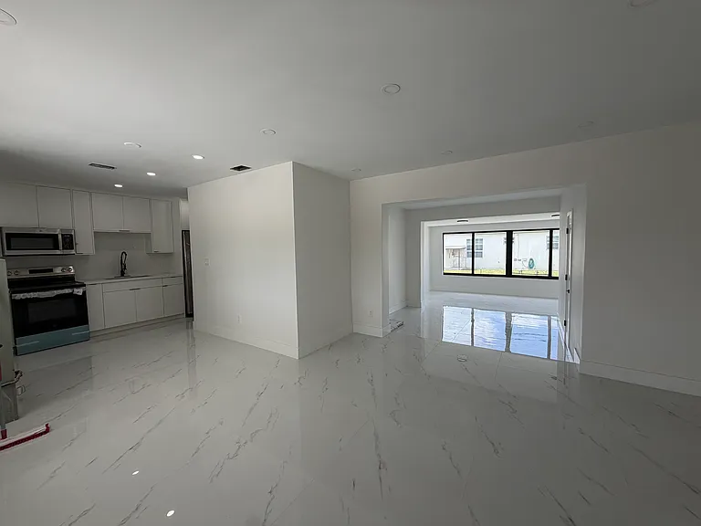 8311 SW 27th Ter — Photo 9