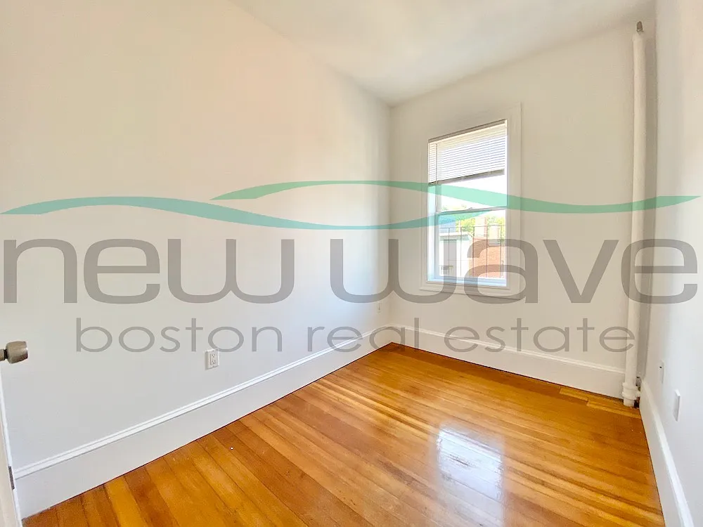3 bed, 900 sqft, $4,800 — Photo 4